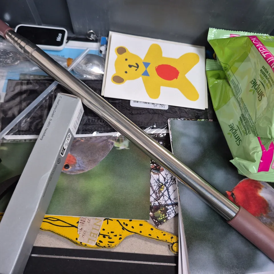 APPROXIMATELY 8 ASSORTED HOUSEHOLD ITEMS TO INCLUDE CHRISTMAS CARDS, CLEANSING WIPES, ETC