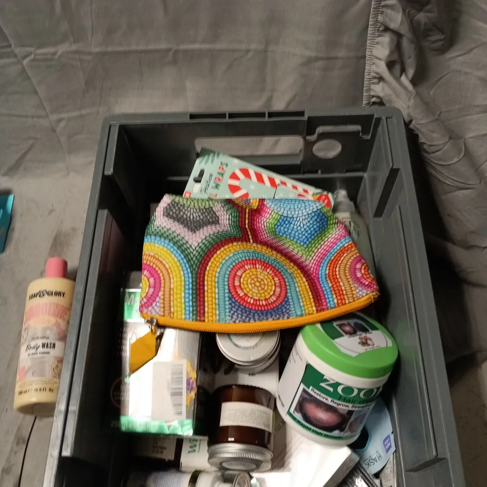 TOTE OF APPROXIMATELY 20 ASSORTED HEALTH AND BEAUTY ITEMS TO INCLUDE: SOAP AND GLORY BODY WASH AND OCTENISAN WASH LOTION