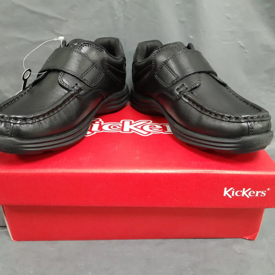 BOXED PAIR OF KICKERS REASAN STRAP LEATHER SHOES IN BLACK SIZE EU 32