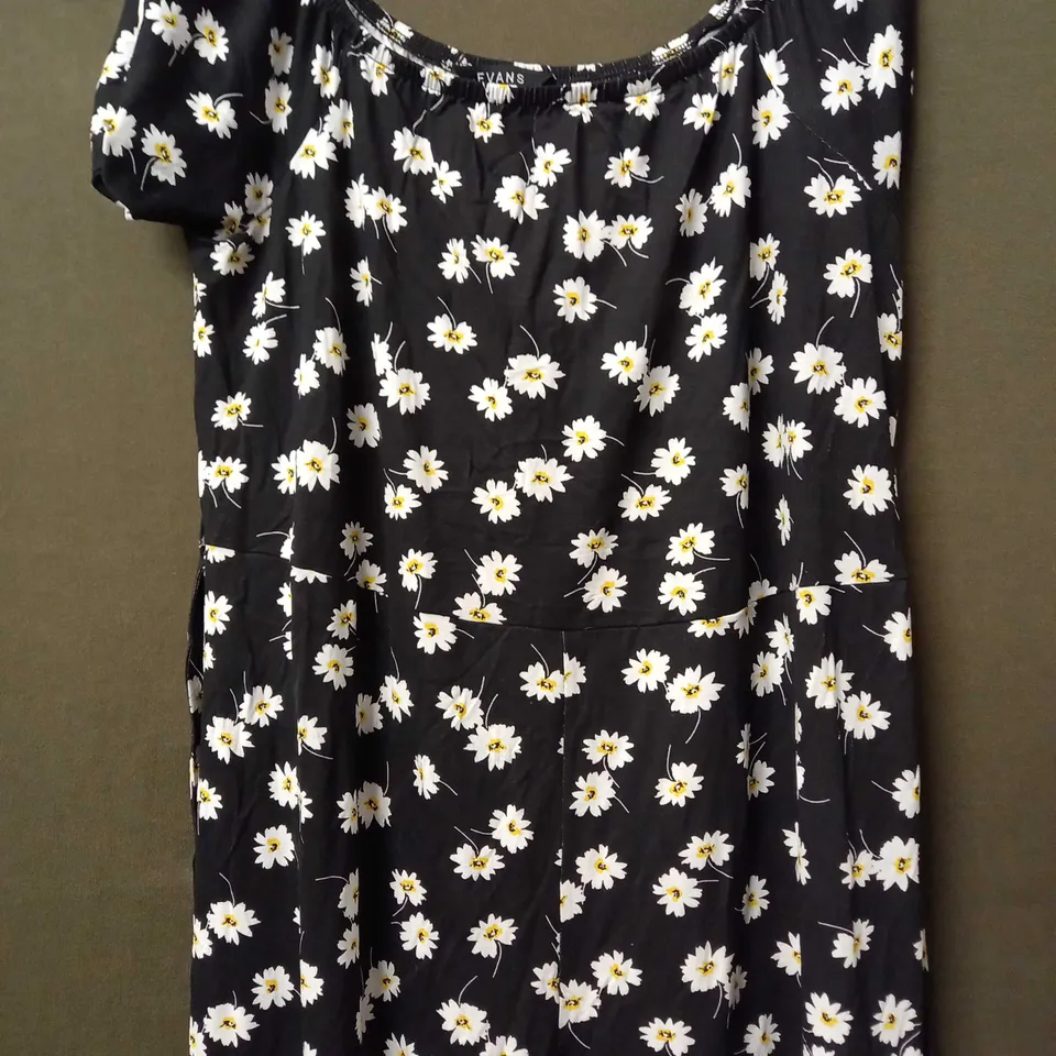 EVANS JUMPSUIT IN DAISY PRINT IN BLACK - SIZE 20