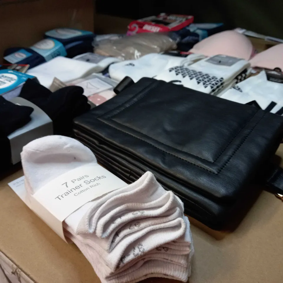 LOT OF APPROX. 15 ASSORTED CLOTHING ACCESSORIES  IN VARYING SIZES/COLOURS/STYLES TO INCLUDE: SOCKS, BRA'S, BRIEFS