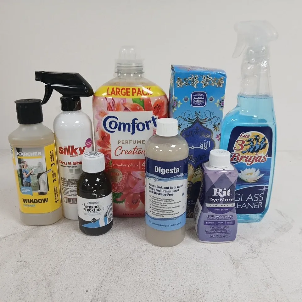 LOT OF ASSORTED HOUSEHOLD LIQUID ITEMS TO INCLUDE COMFORT, KARCHER WINDOW CLEANER AND BRUJAS GLASS CLEANER