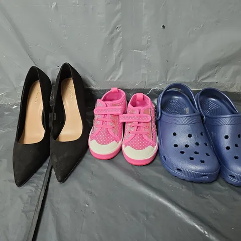 APPROXIMATELY 20 PAIRS OF SHOES AND FOOTWEAR ITEMS IN ASSORTED SIZES, STYLES AND COLOURS