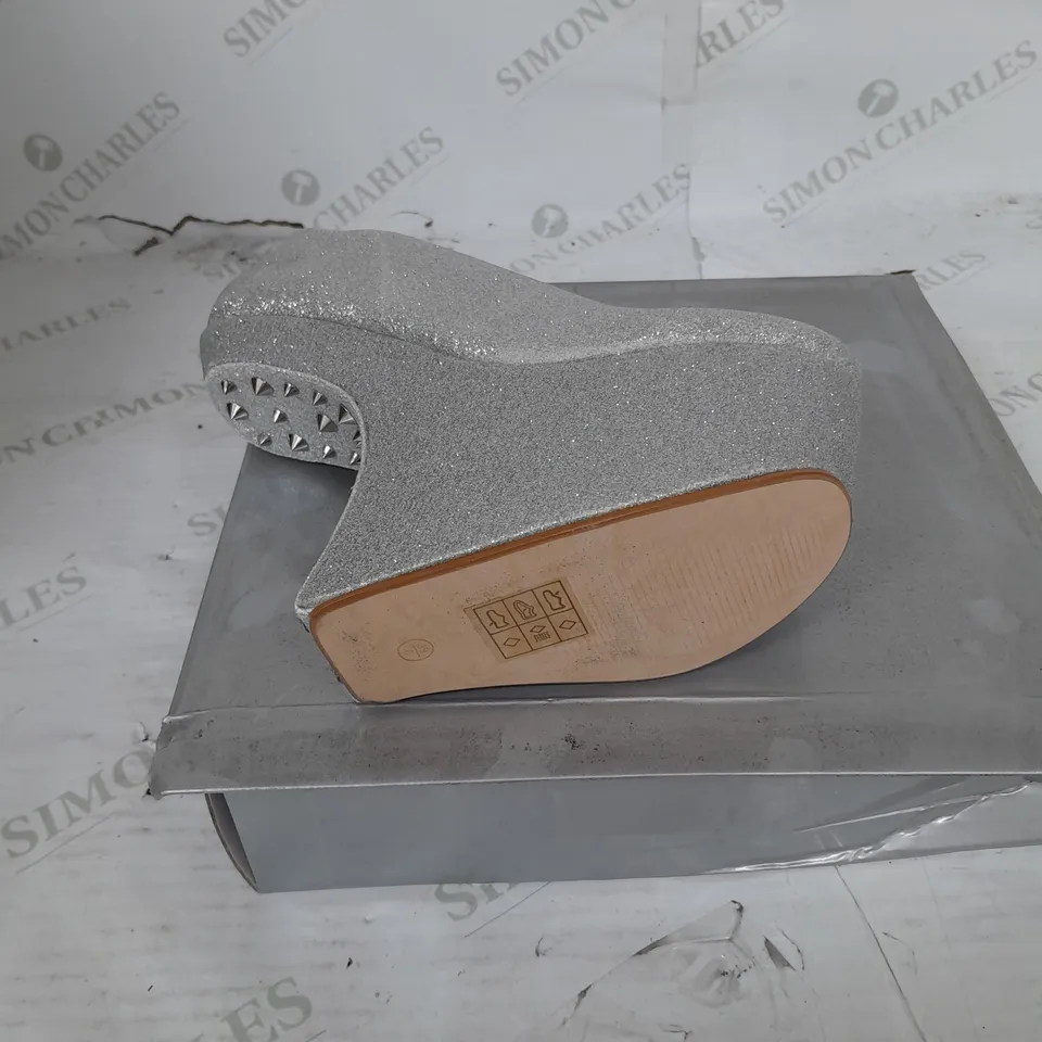 BOXED PAIR OF CASANDRA PLATFORM ANKLE SHOE IN SILVER GLITTER WITH SILVER STUD DETAIL SIZE 6