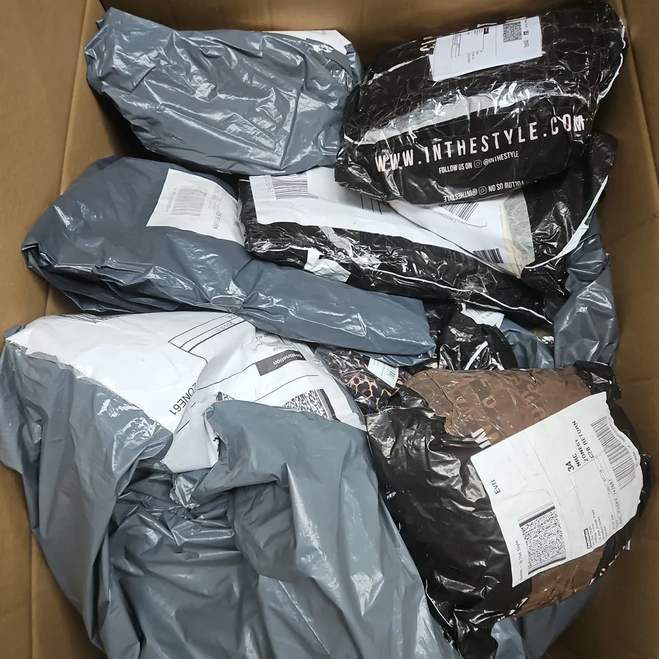 APPROXIMATELY 20 ASSORTED CLOTHING ITEMS IN VARIOUS STYLES AND SIZES 
