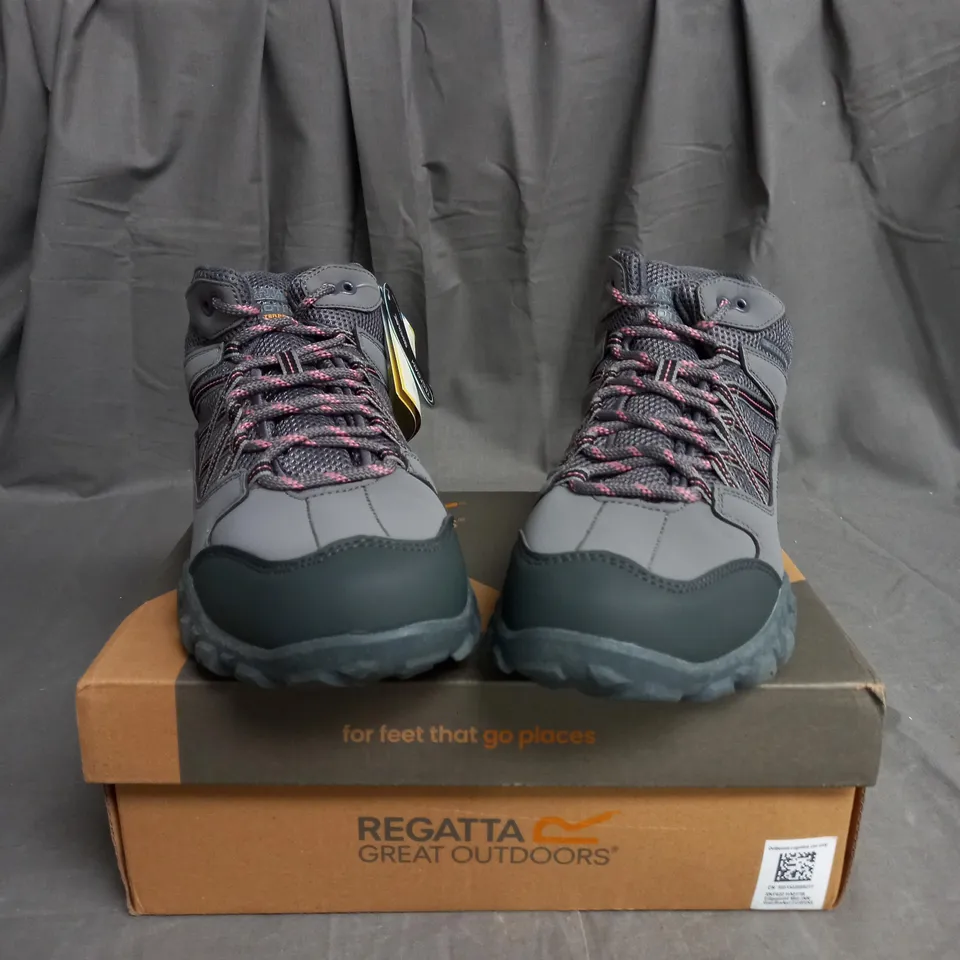 BOXED PAIR OF REGATTA EDGEPOINT JUNIOR WATERPROOF MID HIKING SHOES CHILDREN GRAY SIZE 6