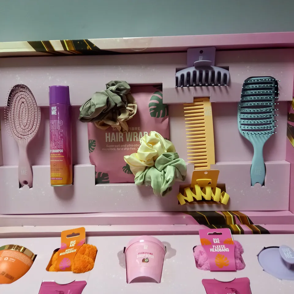 BOXED GIVE ME LOOKS AND GLOW BEAUTY CASE