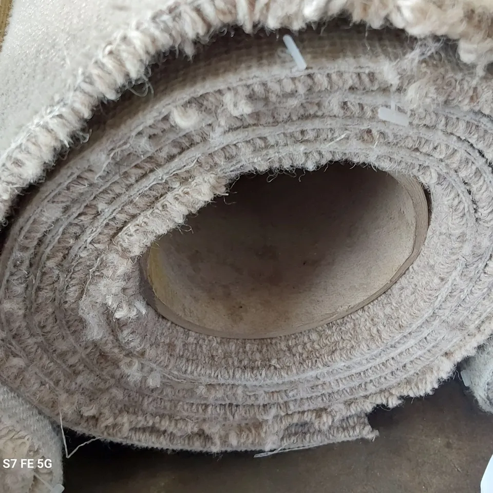 ROLL OF QUALITY BREEDS LOOP HEMP CARPET APPROXIMATELY 5M × 2.83M