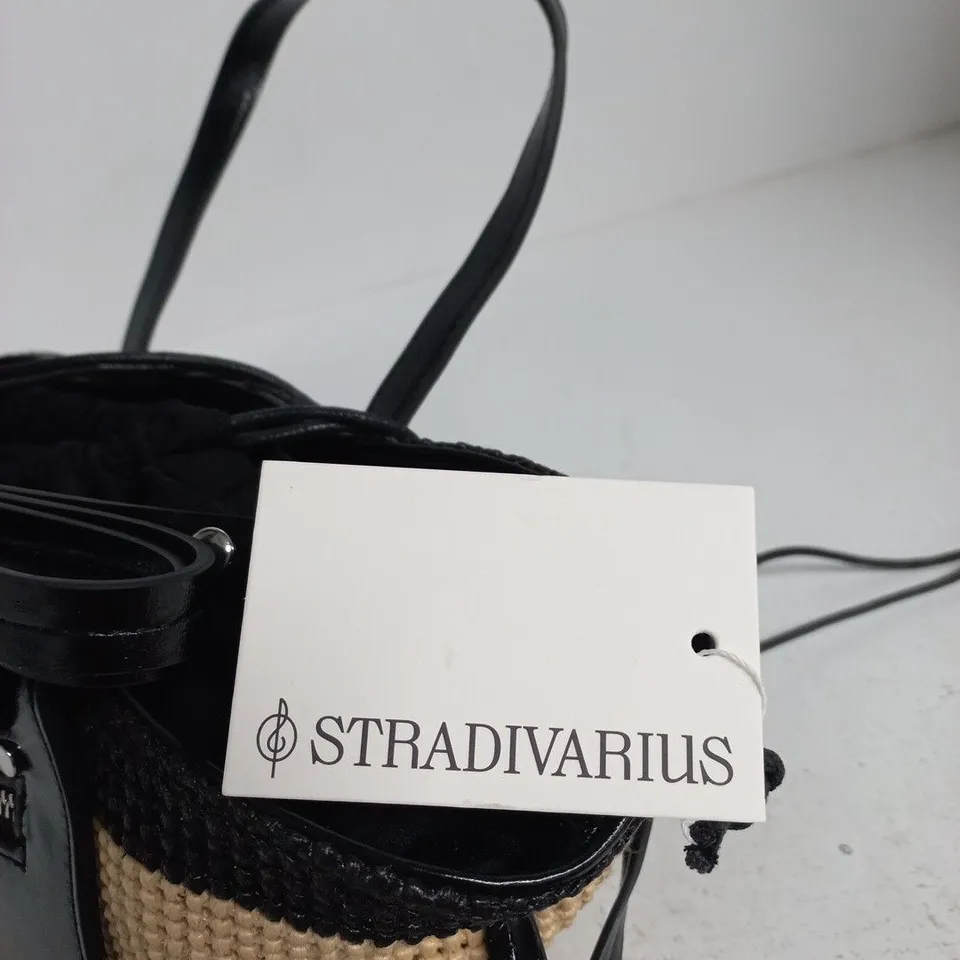 STRADIVARIUS WOVEN STRAW HANDBAG WITH BLACK PATENT TRIM