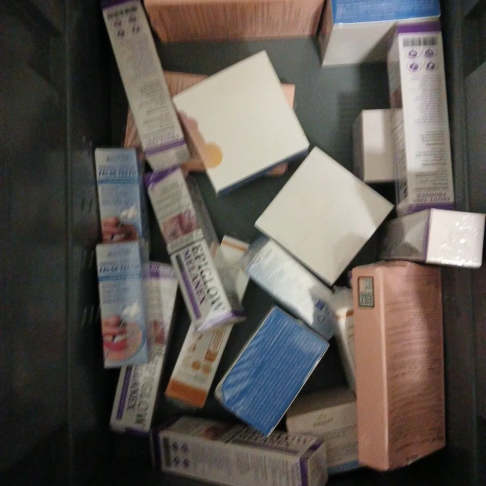 APPROXIMATELY 20 HEALTH AND BEAUTY PRODUCTS TO INCLUDE LEO FALSE LASHES, FLORAL HAIR CLIP AND CRÈME GEL LINERS