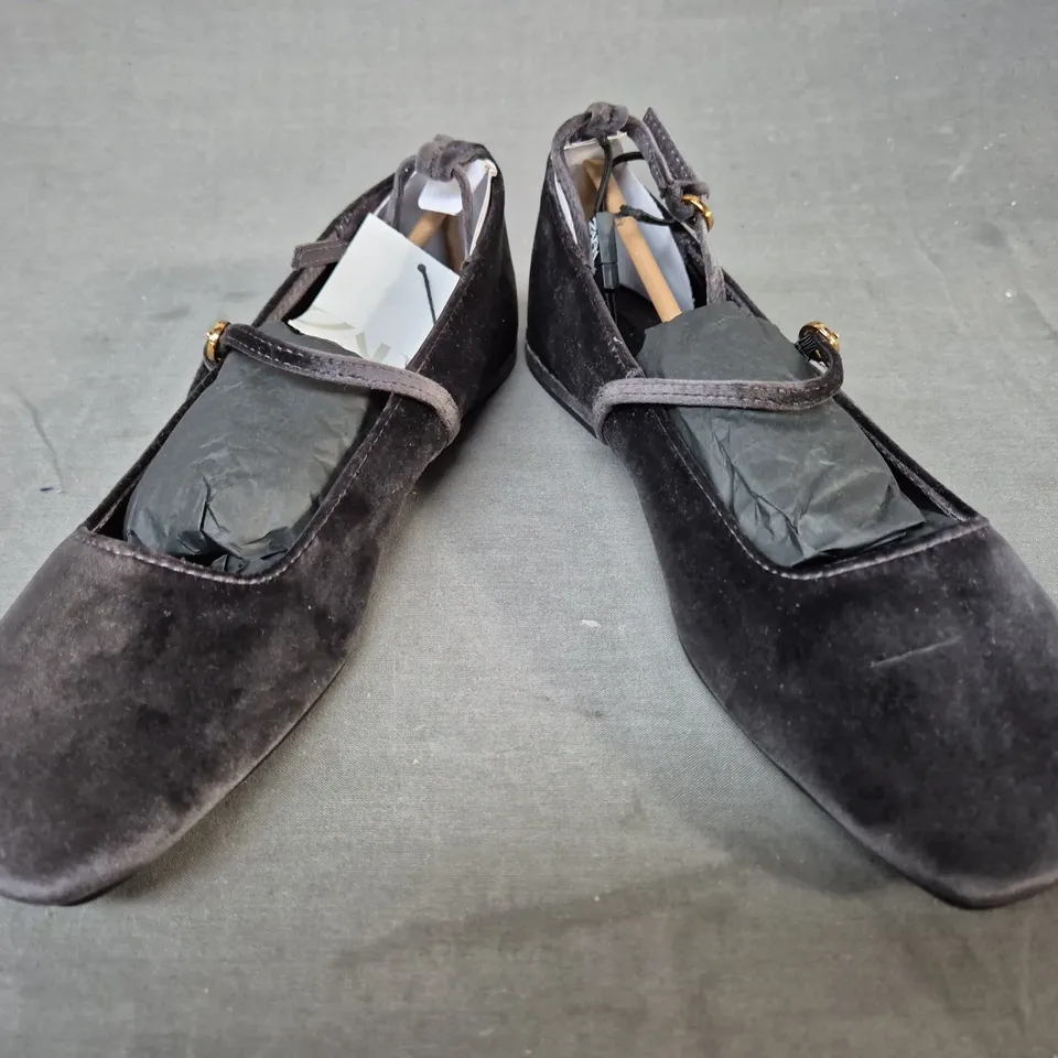 PAIR OF ZARA FLAT SHOES IN GREY UK SIZE 3