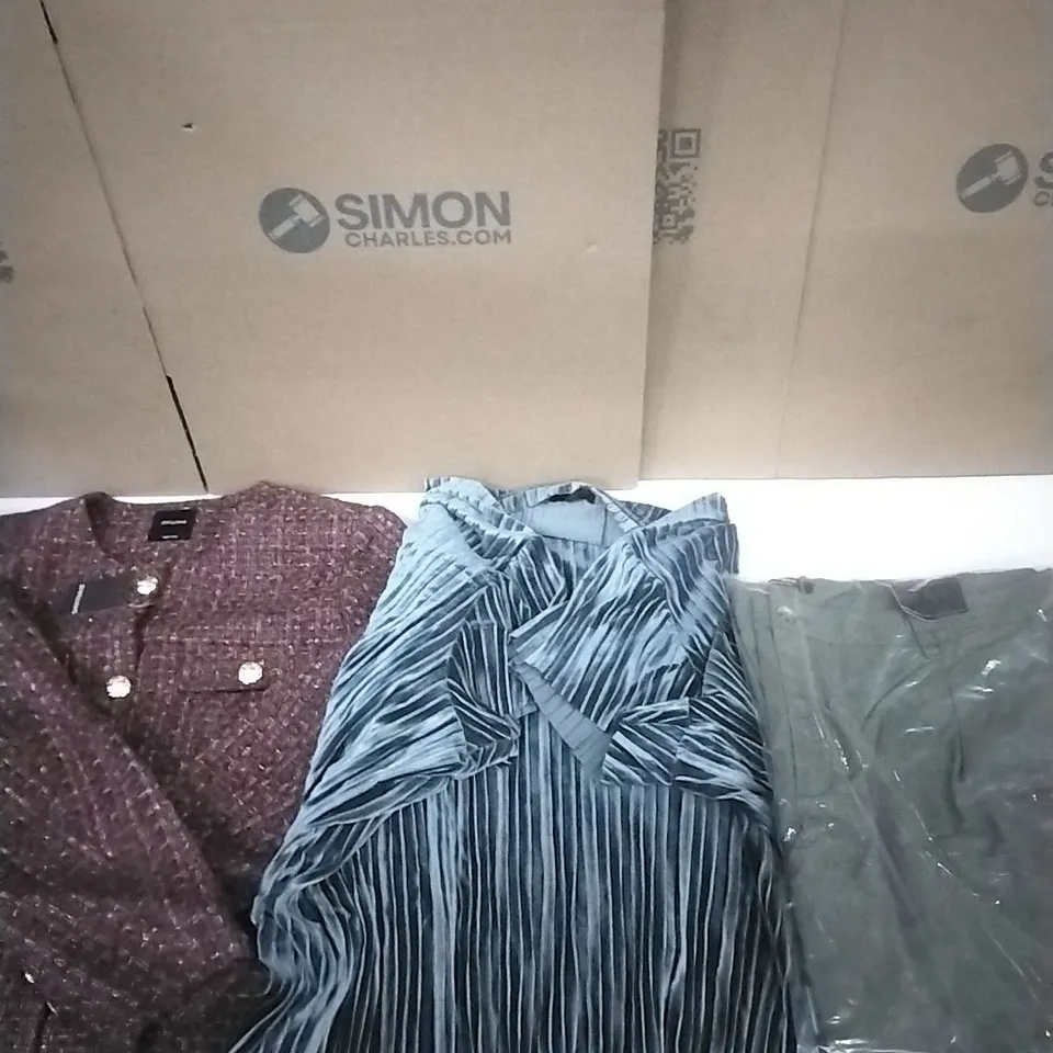 A PALLET TO CONTAIN APPROXIMATELY 100 BRAND NEW DESIGNER WOMEN'S CLOTHES WHICH INCLUDE; JD WILLIAMS JACKETS, DRESSES, JEANS ETC