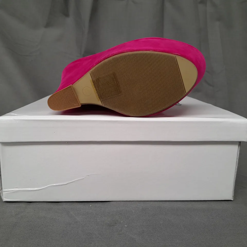 BOXED PAIR OF KOI COUTURE HR5 PLATFORM HIGH WEDGE FAUX SUEDE SHOES IN FUCHSIA SIZE 4