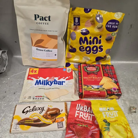 APPROXIMATELY 15 ASSORTED FOOD/DRINK PRODUCTS TO INCLUDE PACT COFFEE, MINI EGGS, SHORTBREAD ETC 