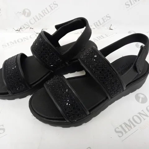 BOXED PAIR OF SKETCHERS PARTY SANDAL IN BLACK SIZE 5
