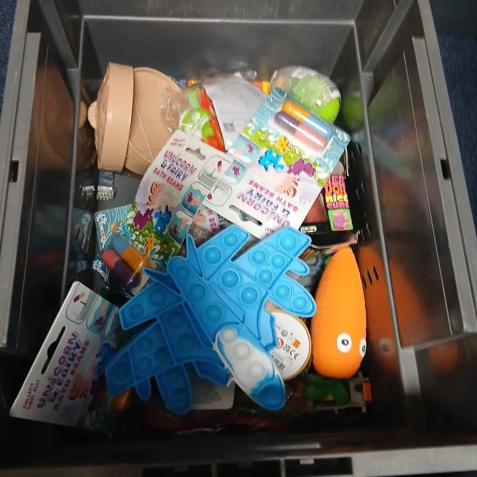 LARGE QUANTITY OF ASSORTED TOYS AND ACCESSORIES TO INCLUDE; UNICORN AND FAIRY BATH BEANS, SUPER MARIO STICKERS, SKULL PLACE, BID, BLUFF, TOOT TOOT DRIVERS AND NOTORIOUS PLAGUED CHARACTERS