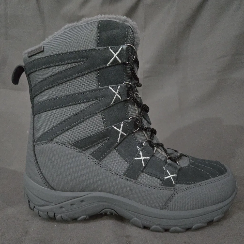 BOXED PAIR OF TRESPASS WOMEN'S SNOW BOOTS IN STEEL COLOUR UK SIZE 6