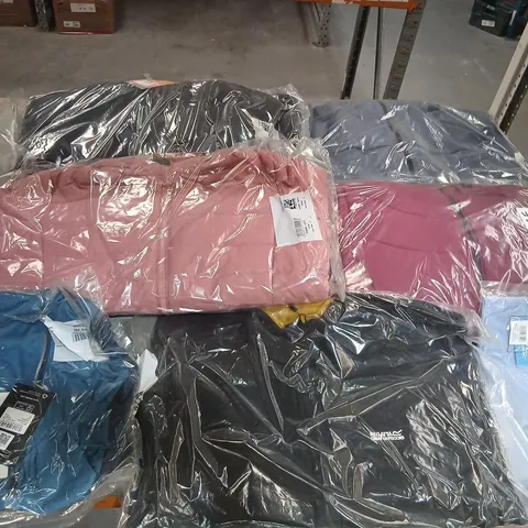 APPROXIMATELY 25 ITEMS OF ASSORTED REGATTA/DARE2B CLOTHING AND ACCESSORIES