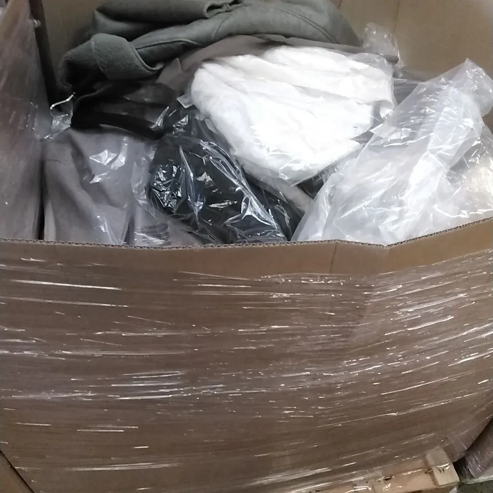 A PALLET CONTAINING APPROXIMATELY 100 BRAND NEW DESIGNER WOMEN'S CLOTHES WHICH INCLUDE; JD WILLIAMS VARIOUS DIFFERENT COLOUR BLAZERS, JACKETS ETC