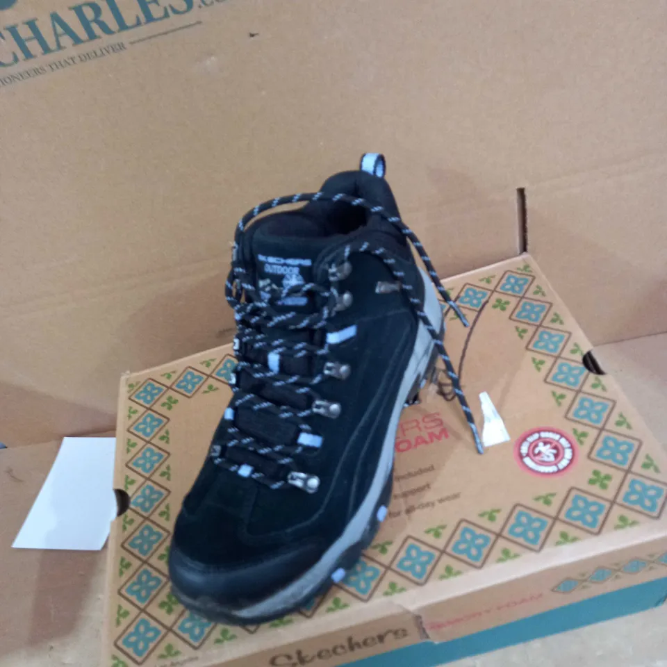 BOXED PAIR OF SKECHERS WATERPROOF BOOTS IN BLACK, UK SIZE 5