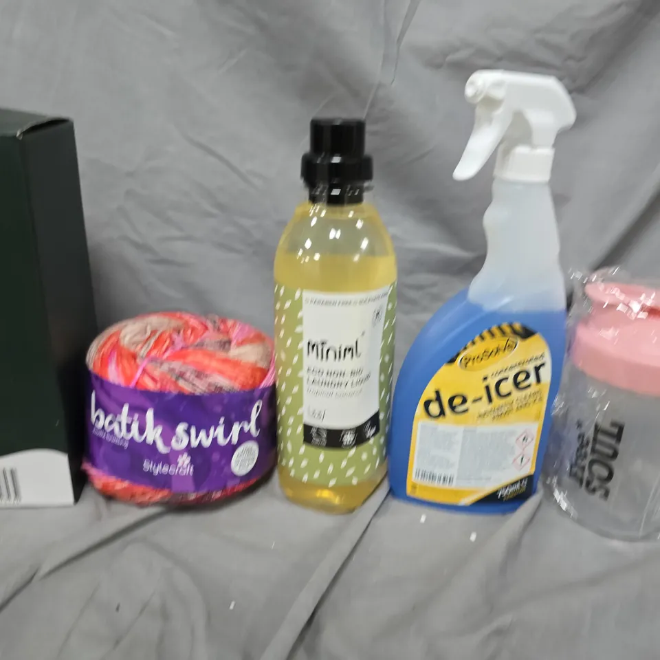 APPROXIMATELY 10 ASSORTED HOUSEHOLD ITEMS TO INCLUDE DE-ICER, DRNKING FLASK AND LAUNDRY LIQUID 