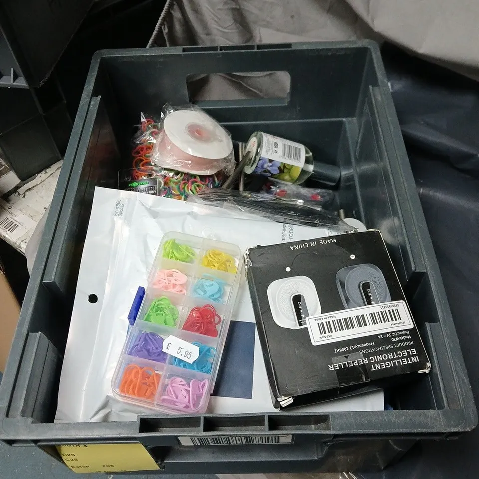 APPROXIMATELY 15 ASSORTED HOUSEHOLD ITEMS TO INCLUDE FAUCET HANDLE AND SLEEVE PULLER, SPACEGOODS FROSTED FUEL BOTTLE, WIRELESS SPEAKER, GORILLA TAPE ETC