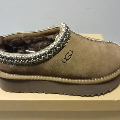 BOXED PAIR OF UGGS WOMENS TAZZ SLIPPERS IN BROWN - UK 6