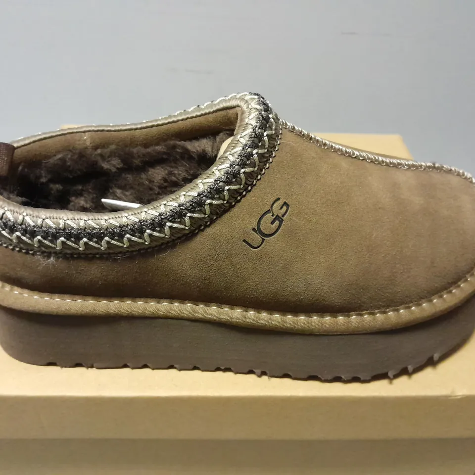 BOXED PAIR OF UGGS WOMENS TAZZ SLIPPERS IN BROWN - UK 6