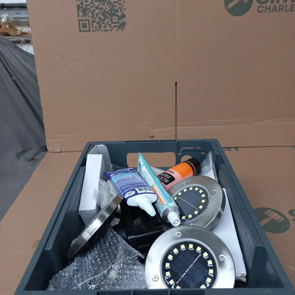 TOTE OF APPROXIMATELY 20 ASSORTED ITEMS TO INCLUDE SOLAR LIGHTS, MOULD MAGIC ETC