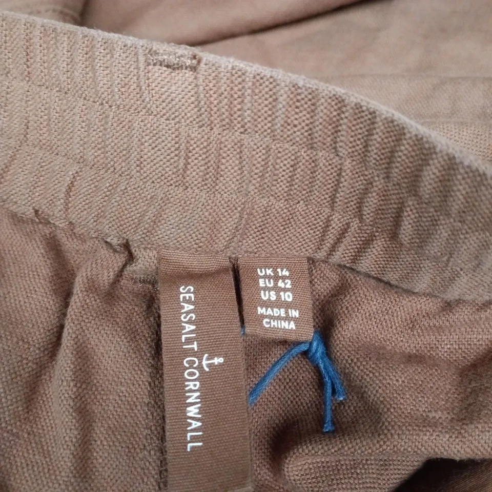 SEASALT CORNWALL TAPERED TROUSERS IN BROWN – UK 14, 7/8 LENGTH