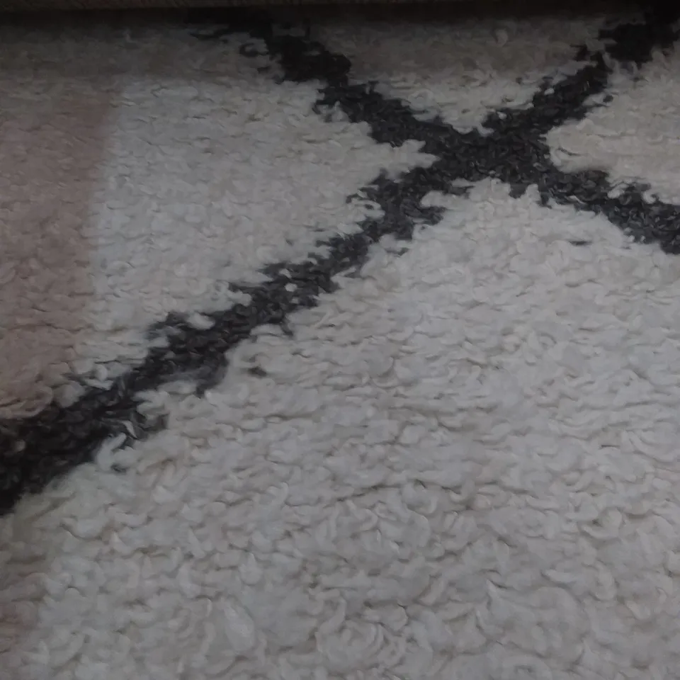 FRANCISQUE SHAGGY CREAM BLACK RUG - 200 X 280CM