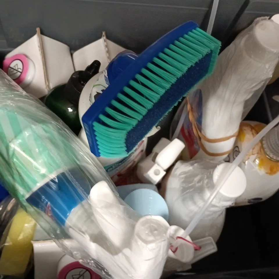 APPROXIMATELY 10 ASSORTED HOUSEHOLD ITEMS TO INCLUDE DUCK DEEP ACTION GEL, ETC