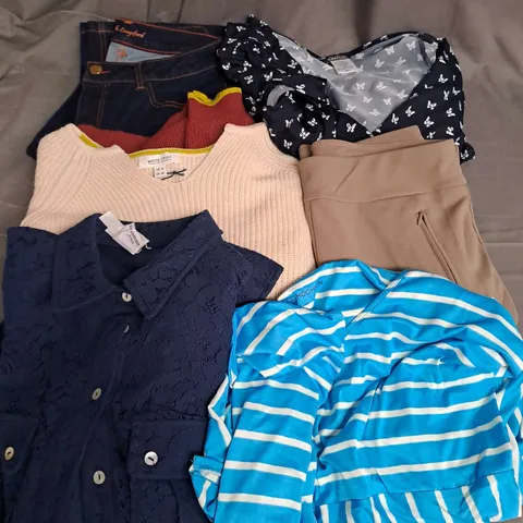 BOX OF APPROX 25 ASSORTED CLOTHING ITEMS TO INCLUDE - JEANS, DRESSES, JUMPERS ETC