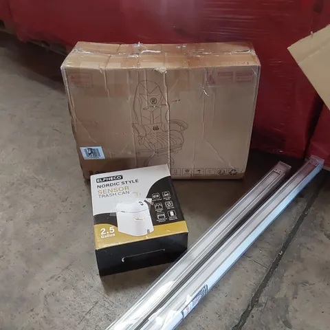 PALLET OF ASSORTED HOUSEHOLD GOODS AND PRODUCTS TO INCLUDE; GAMING/OFFICE CHAIR, BLINDS, RUBBISH BIN, COMPUTER DESK WITH SHELVES, BOXED FURNITURE ETC 
