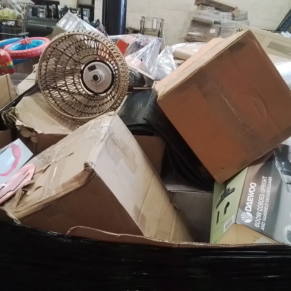 PALLET OF ASSORTED HOUSEHOLD GOODS AND PRODUCTS TO INCLUDE;HEADPHONES,VACUUM CLEANER,FLOOR MATS,BASKET