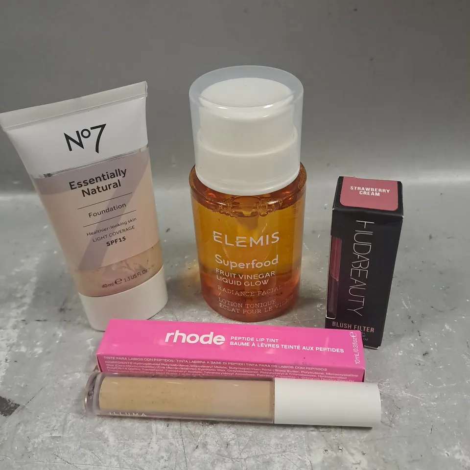 LOT OF APPROX 5 ASSORTED COSMETIC PRODUCTS TO INCLUDE - RHODE PEPTIDE LIP TINT - N07 ESSENTIALY NATURAL FOUNDATION - HUDA BEAUTY STRAWBERRY CREAM LIQUID BLUSH - ETC