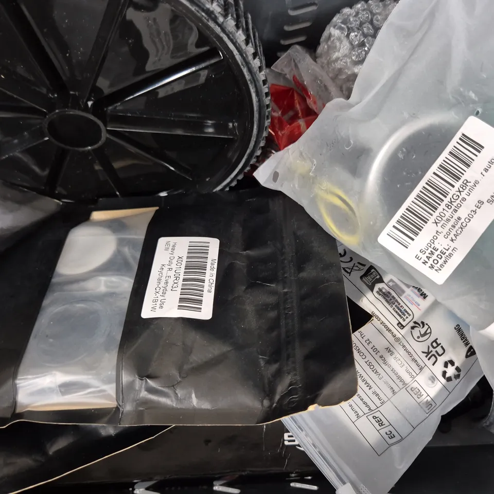 APPROXIMATELY 8 ASSORTED VEHICLE PARTS AND ACCESSORIES TO INCLUDE TIRE INFLATOR, GX EAGLE CHAIN, ETC - COLLECTION ONLY