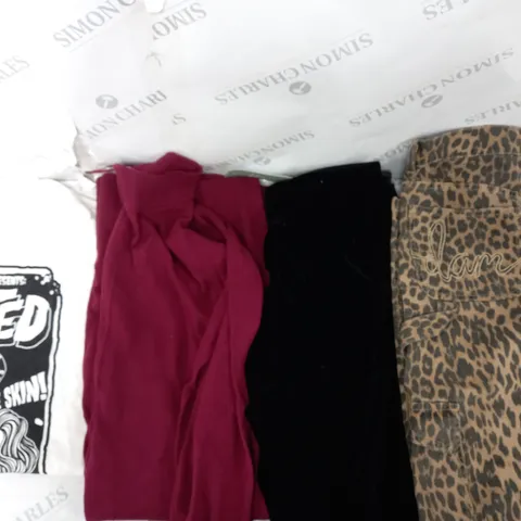 BOX TO INCLUDE 25 ASSORTED CLOTHING ITEMS TOO INCLUDE TOPS , TROUSERS AND DRESSES , ETC