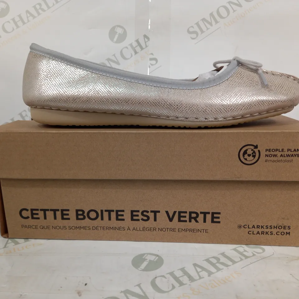 BOXED PAIR OF CLARKS FRECKLE ICE SLIP-ON SHOES IN METALLIC SILVER UK SIZE 4