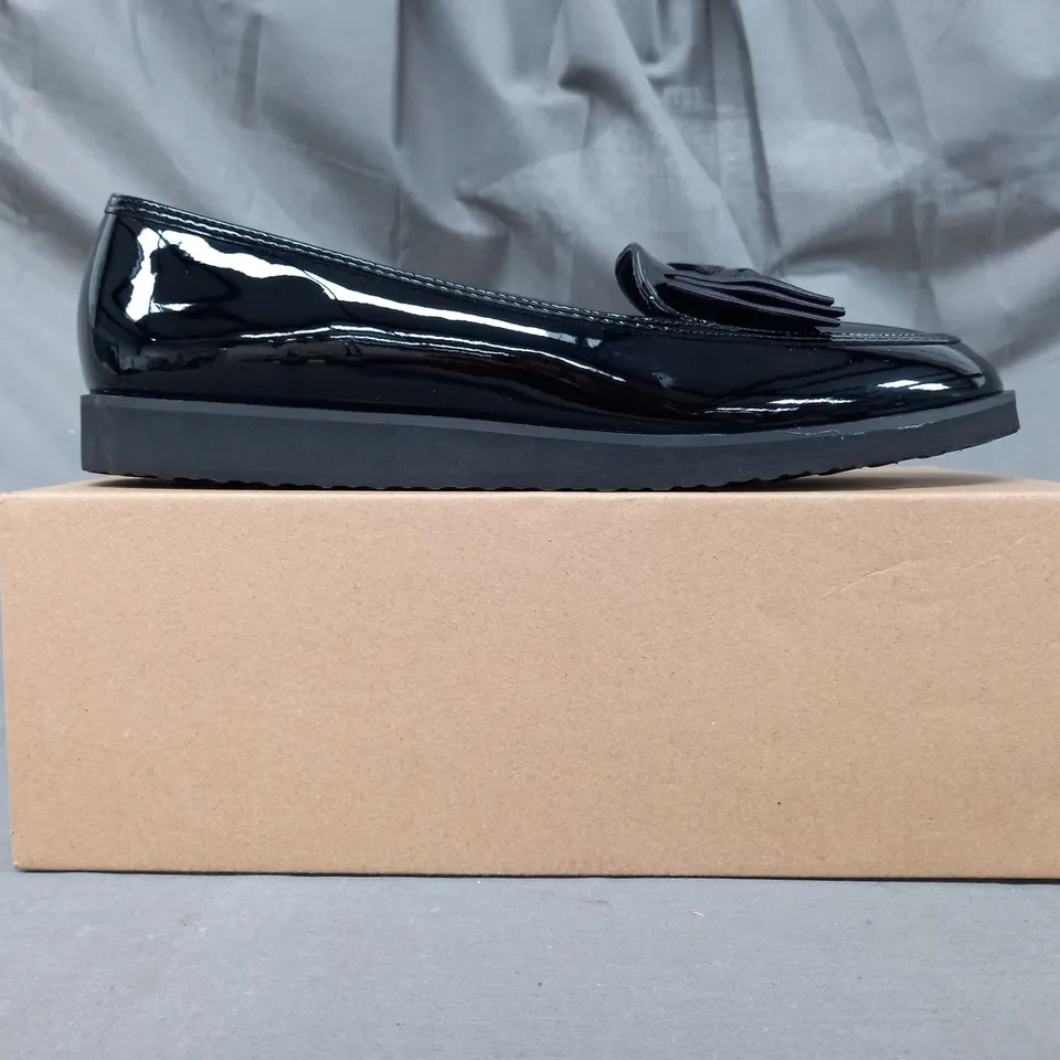 BOXED PAIR OF WHERE'S THAT FROM WOMEN'S SLIP-ON SHOES IN GLOSSY BLACK W. BOW DETAIL UK SIZE 8