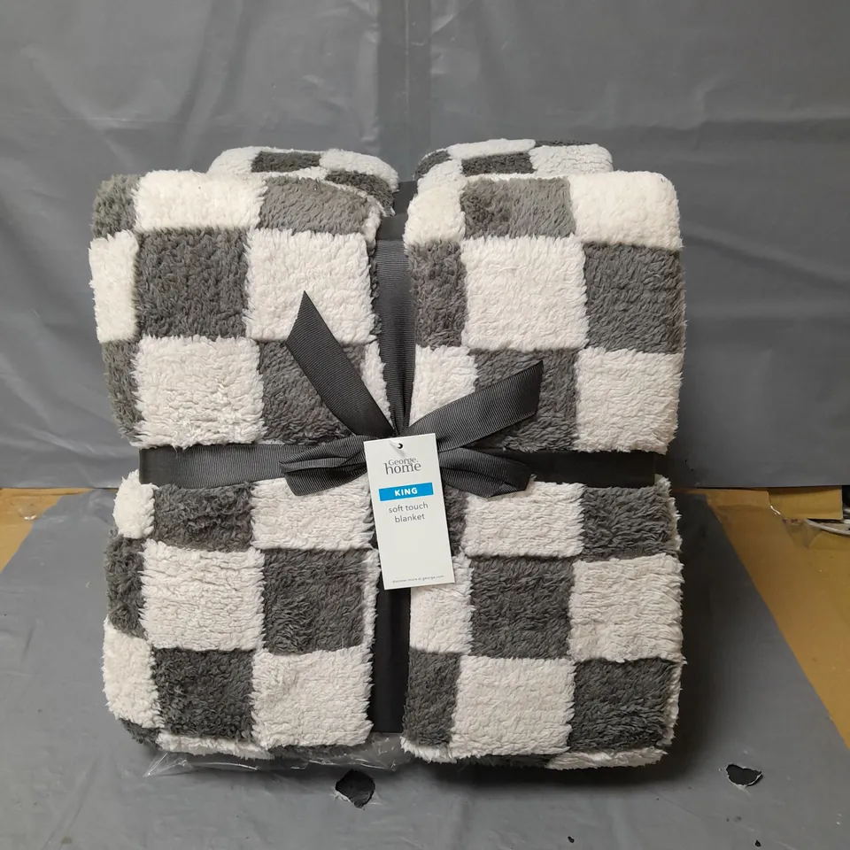 LOT OF 2 SUPER SOFT BLANKETS - GREY- KING SIZE