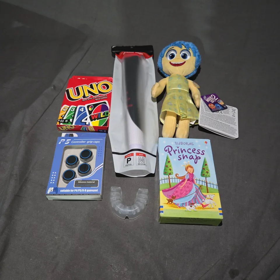 BOX OF APPROX 12 ASSORTED TOYS TO INCLUDE - UNO CARDS , INSIDE OUT 2 , GOLF PRIDE TAPER GRIP ETC