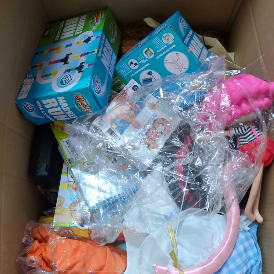 LARGE BOX OF APPROXIMATELY 20 ASSORTED TOYS AND GAMES TO INCLUDE TEDDIES, BATH TOYS AND MARBLE RUN