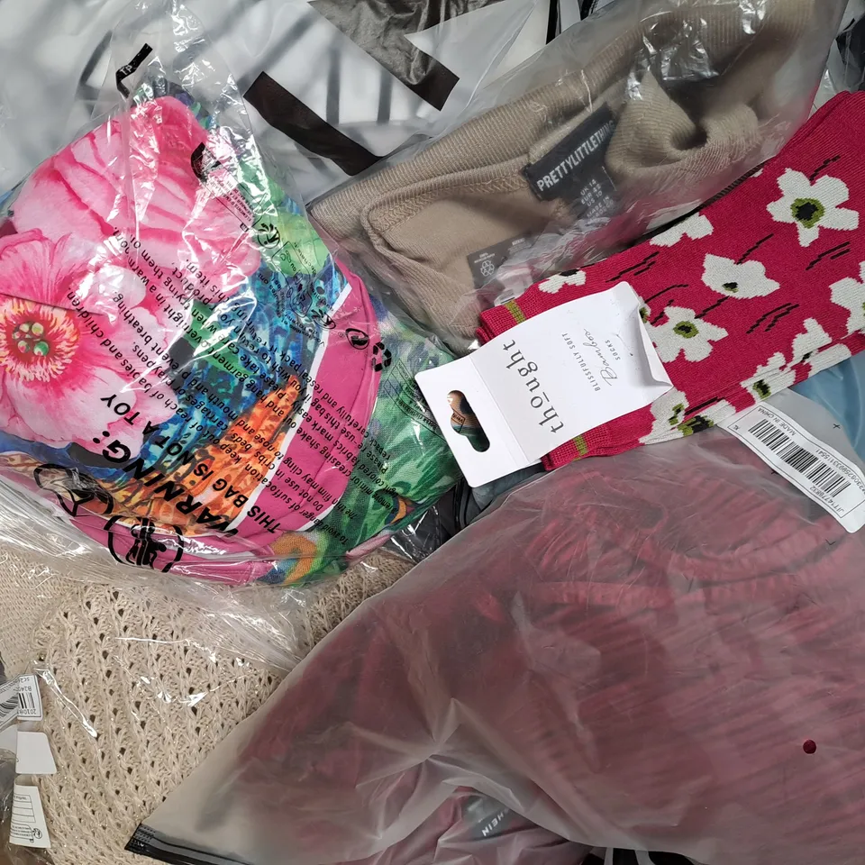 BOX OF APPROXIMATELY 25 ASSORTED CLOTHING ITEMS IN VARIOUS STYLES AND SIZES TO INCLUDE TNA SWEATFLEECE, FRUIT OF THE LOOM, GILDAN, ETC