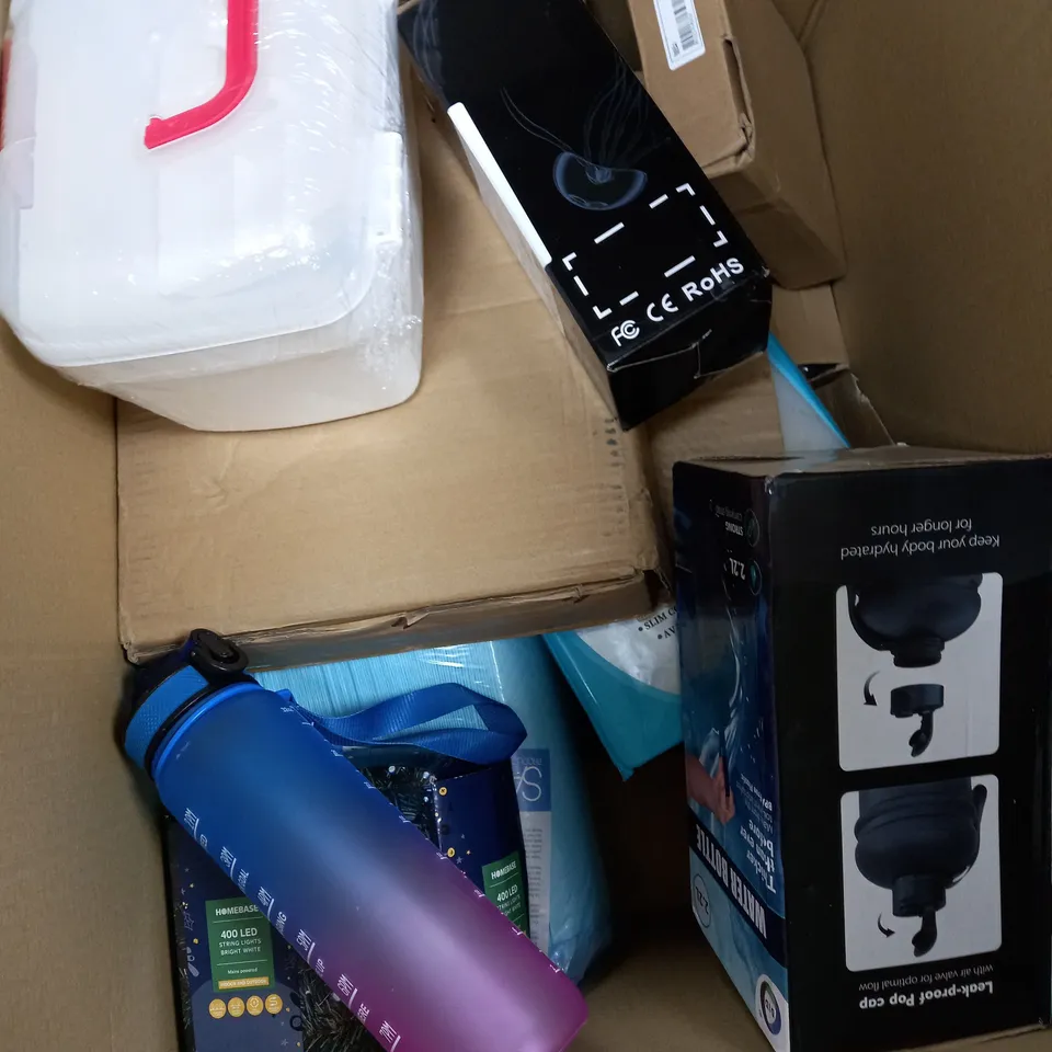 BOX OF APPROXIMATELY 10 ASSORTED ITEMS TO INCLUDE WATER BOTTLE, JELLYFISH LAMP, SOAP DISH ETC
