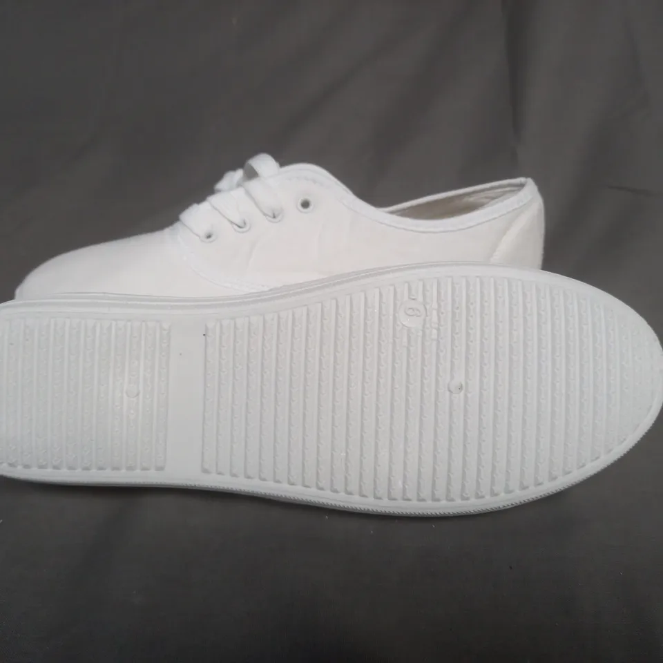REDFISH WHITE TRAINERS SIZE 6