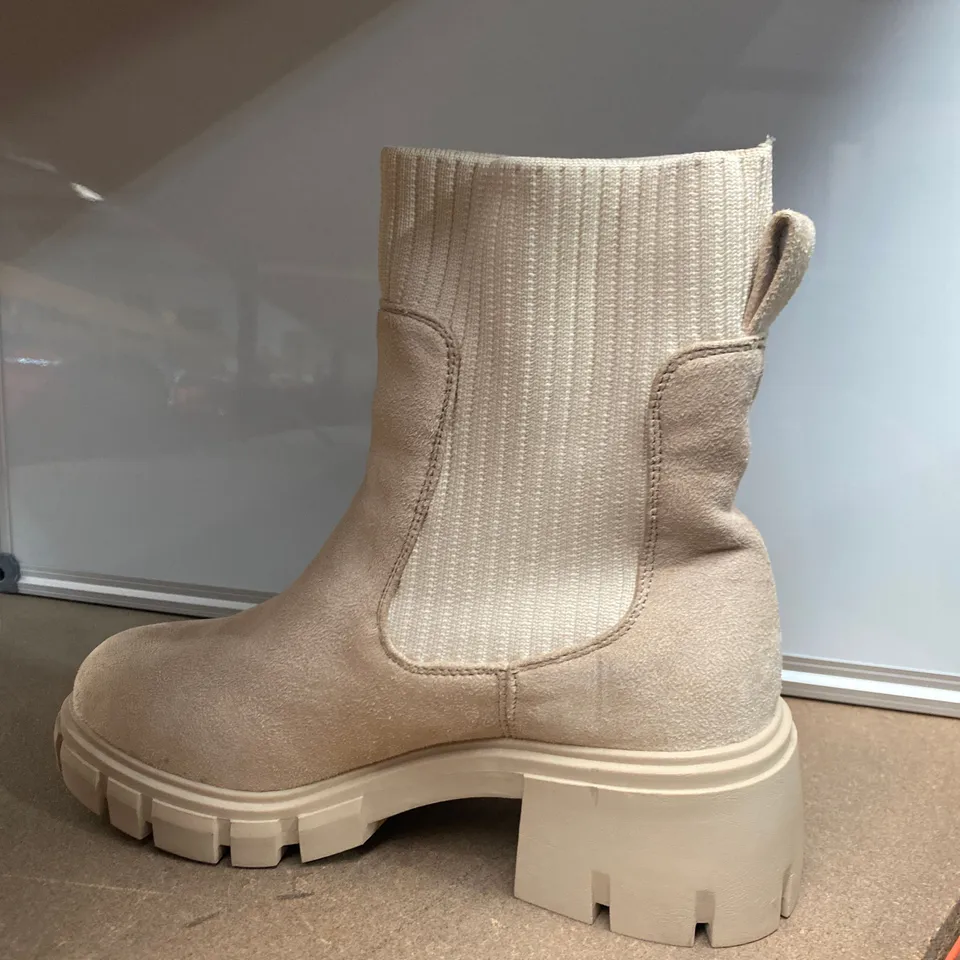 PAIR OF BEIGE BOOTS SIZE 39