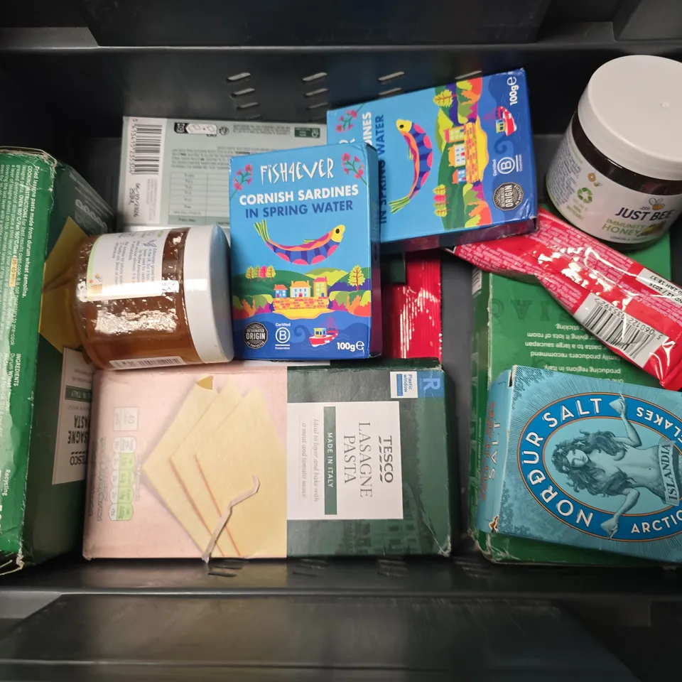 APPROXIMATELY 12 ASSORTED FOOD ITEMS TO INCLUDE - JUST BEE HONEY , TESCO LASAGNE PASTA ETC