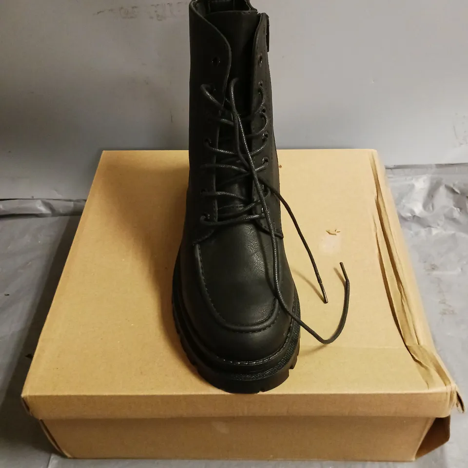 BOXED PAIR OF ZIP LACE-UP MILITARY STYLE BOOTS IN BLACK SIZE 5