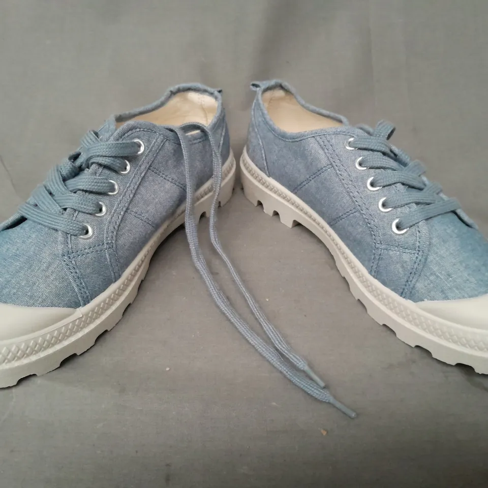 PAIR OF SEASALT CORNWALL SHOES IN BLUE UK SIZE 6